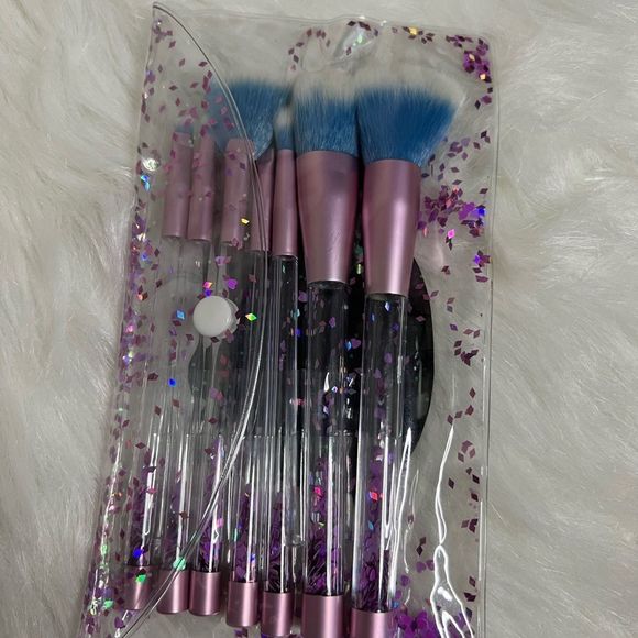 7 Piece Hello Kitty Makeup Brush Set - Picture 2 of 5